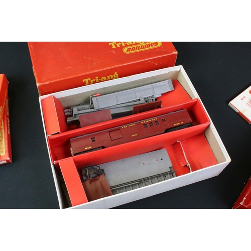 213 - 11 Boxed Triang OO gauge accessories to include R119 Operating TC Mail Coach Set, R402 Operating Roy... 