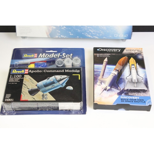 275 - Five Boxed & unbuilt space-related plastic model kits, to include 3 x Revell (4526 1/144 Space Shutt... 