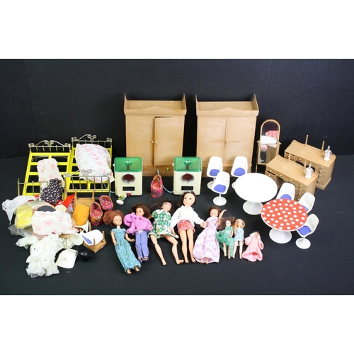 308 - Eight fashion dolls to include a 2nd gen Sindy doll (marked 1077), Uneeda Dollikin doll, 3 x Model T... 