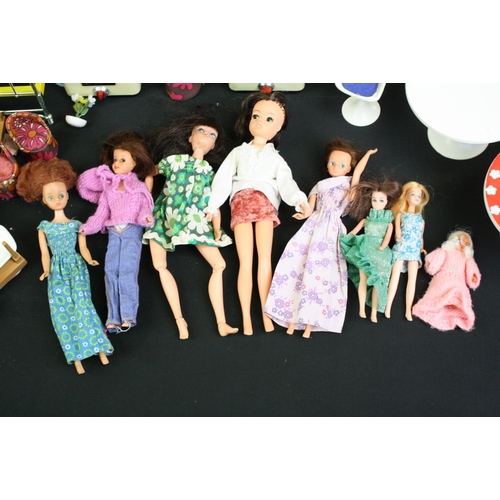 308 - Eight fashion dolls to include a 2nd gen Sindy doll (marked 1077), Uneeda Dollikin doll, 3 x Model T... 