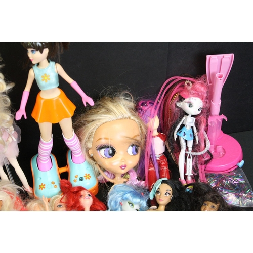 320 - Quantity of contemporary dolls to include Furga, Hasbro Barbie, Bratz etc