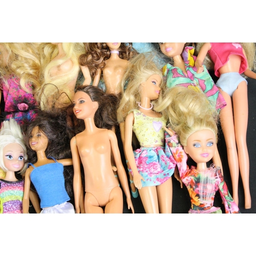 322 - Quantity of contemporary dolls to include Disney and other fashion examples, mainly with clothing