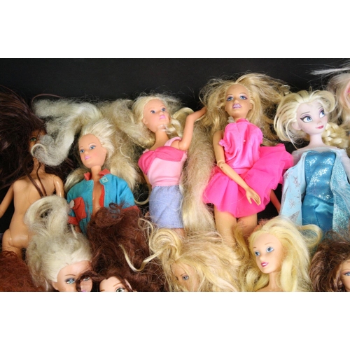 322 - Quantity of contemporary dolls to include Disney and other fashion examples, mainly with clothing