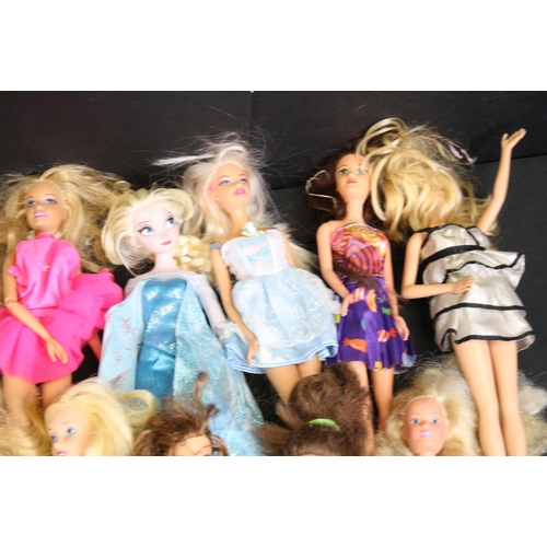 322 - Quantity of contemporary dolls to include Disney and other fashion examples, mainly with clothing