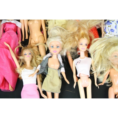 322 - Quantity of contemporary dolls to include Disney and other fashion examples, mainly with clothing