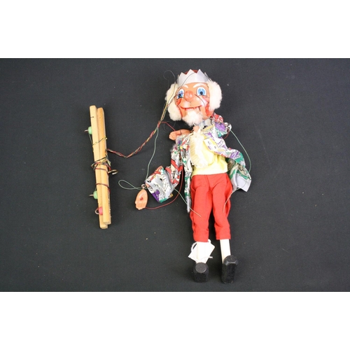 325 - Original boxed Pelham Puppet King puppet in a good condition with gd strings, with instructions