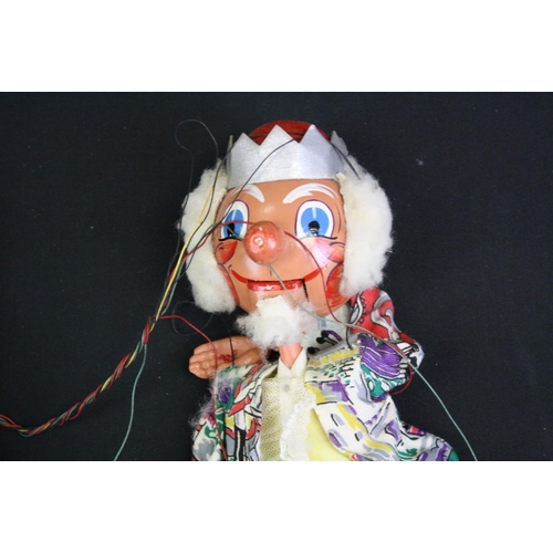 325 - Original boxed Pelham Puppet King puppet in a good condition with gd strings, with instructions