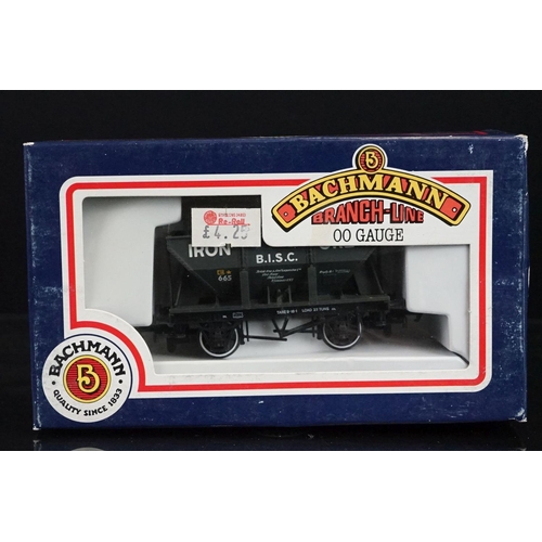 19 - 16 Boxed Bachmann OO gauge items of rolling stock featuring various wagons plus 2 x boxed Bachmann J... 