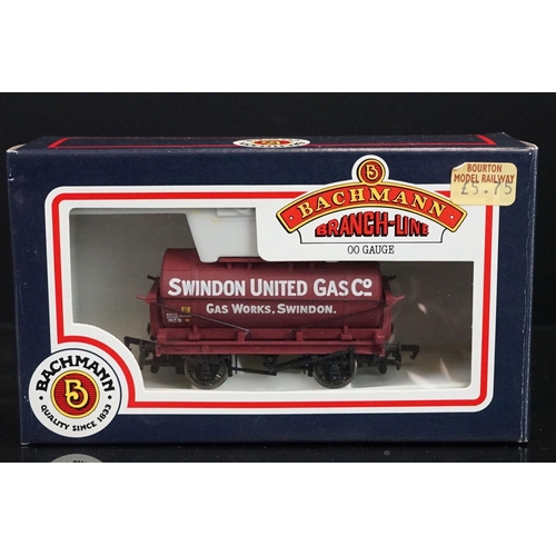 19 - 16 Boxed Bachmann OO gauge items of rolling stock featuring various wagons plus 2 x boxed Bachmann J... 