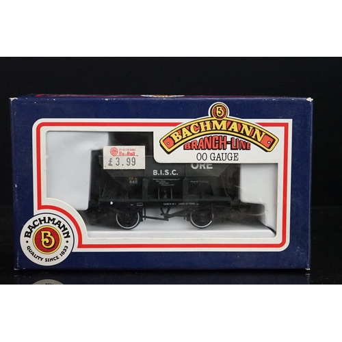 19 - 16 Boxed Bachmann OO gauge items of rolling stock featuring various wagons plus 2 x boxed Bachmann J... 