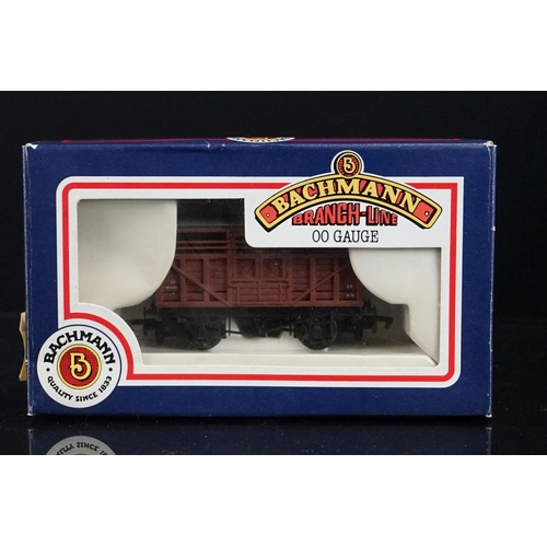 19 - 16 Boxed Bachmann OO gauge items of rolling stock featuring various wagons plus 2 x boxed Bachmann J... 