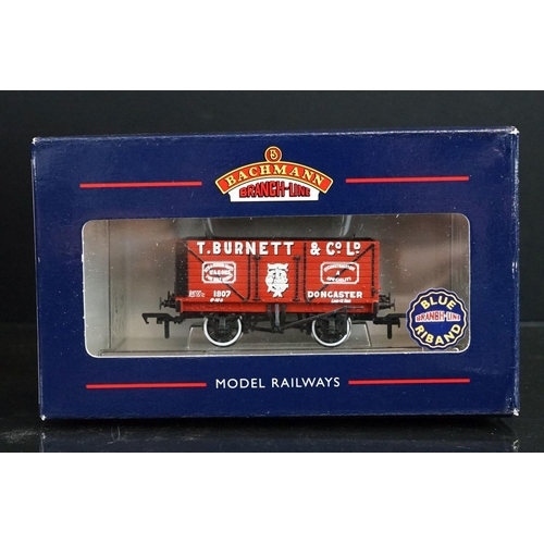 19 - 16 Boxed Bachmann OO gauge items of rolling stock featuring various wagons plus 2 x boxed Bachmann J... 