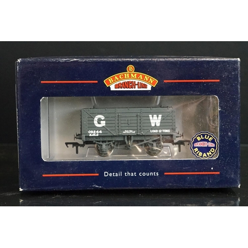 19 - 16 Boxed Bachmann OO gauge items of rolling stock featuring various wagons plus 2 x boxed Bachmann J... 