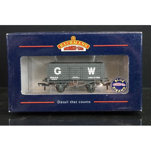 19 - 16 Boxed Bachmann OO gauge items of rolling stock featuring various wagons plus 2 x boxed Bachmann J... 