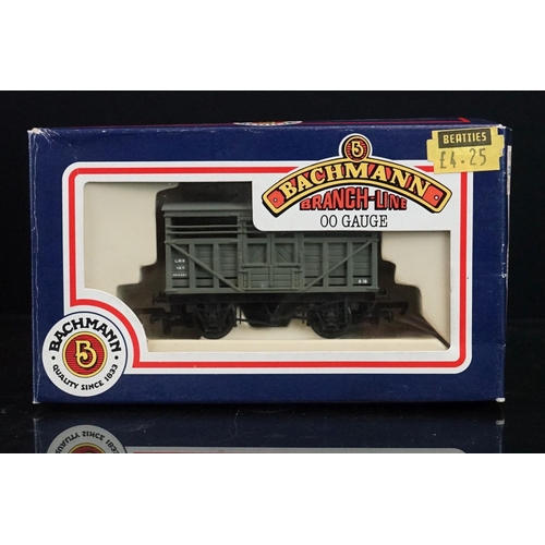 19 - 16 Boxed Bachmann OO gauge items of rolling stock featuring various wagons plus 2 x boxed Bachmann J... 