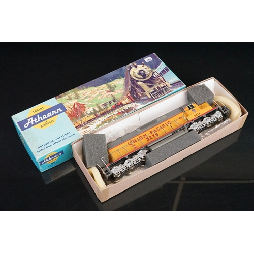 29 - Three boxed Athearn HO gauge locomotives to include Union Pacific 3275, Great Northern 2538 & Nickel... 