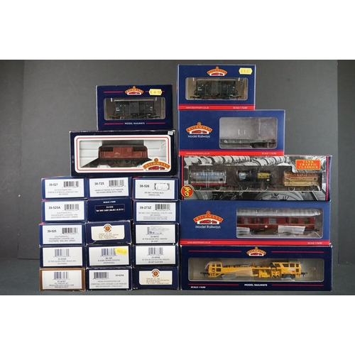 43 - 22 Boxed Bachmann OO gauge items of rolling stock to include 30625A Virgin Voyager Extra Car, 37075T... 