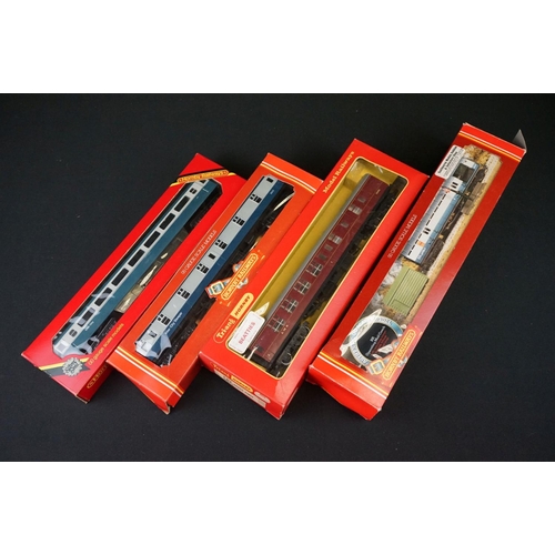 46 - 25 Boxed Hornby / Triang OO gauge items of rolling stock to include R416 Operating Mail Coach BR Liv... 