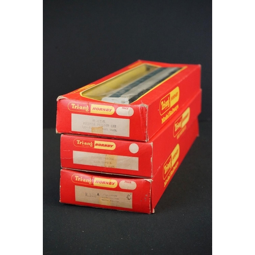 46 - 25 Boxed Hornby / Triang OO gauge items of rolling stock to include R416 Operating Mail Coach BR Liv... 