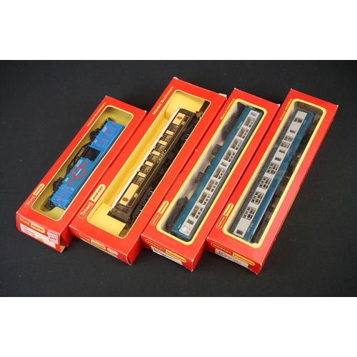 46 - 25 Boxed Hornby / Triang OO gauge items of rolling stock to include R416 Operating Mail Coach BR Liv... 