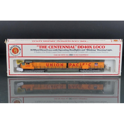 111 - Boxed Bachmann HO gauge 66501 DD 40X 16 Wheel Union Pacific locomotive, tatty box