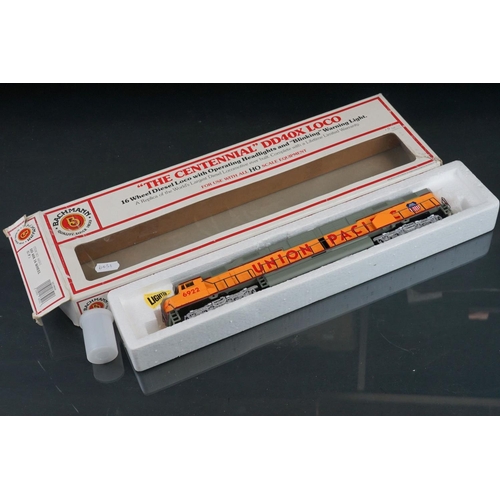 111 - Boxed Bachmann HO gauge 66501 DD 40X 16 Wheel Union Pacific locomotive, tatty box