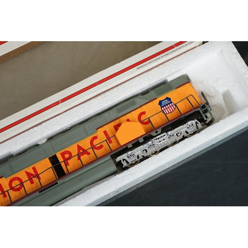 111 - Boxed Bachmann HO gauge 66501 DD 40X 16 Wheel Union Pacific locomotive, tatty box