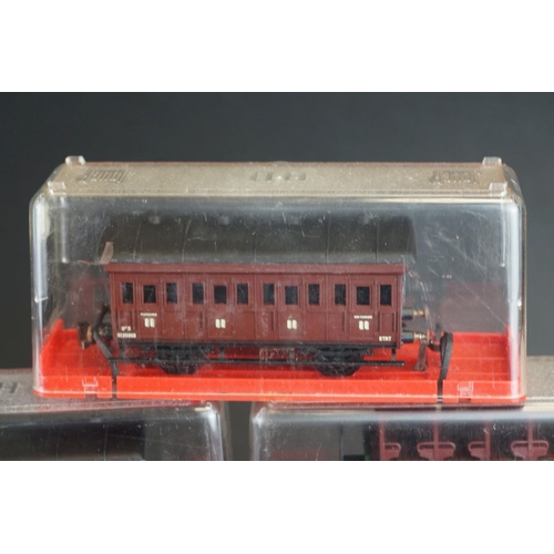 117 - 25 Boxed OO / HO gauge items of rolling stock to include 14x Grafar & 11 x Jouef