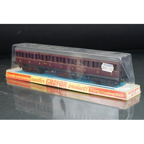 117 - 25 Boxed OO / HO gauge items of rolling stock to include 14x Grafar & 11 x Jouef