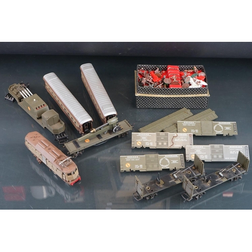 118 - Lima HO gauge military locomotive & 2 x coach set plus 4 x Triang Battle Space items of rolling stoc... 