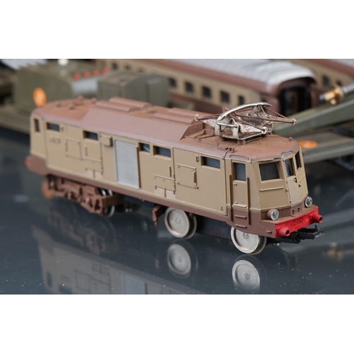 118 - Lima HO gauge military locomotive & 2 x coach set plus 4 x Triang Battle Space items of rolling stoc... 