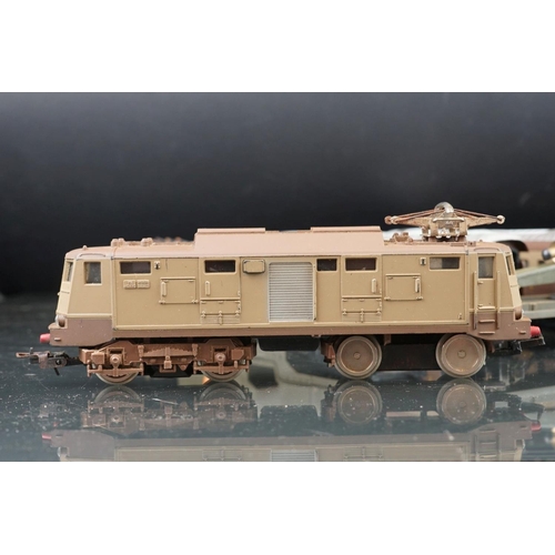 118 - Lima HO gauge military locomotive & 2 x coach set plus 4 x Triang Battle Space items of rolling stoc... 