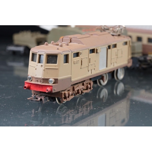 118 - Lima HO gauge military locomotive & 2 x coach set plus 4 x Triang Battle Space items of rolling stoc... 