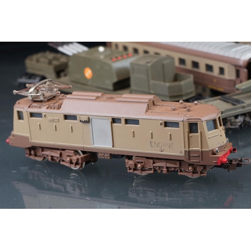 118 - Lima HO gauge military locomotive & 2 x coach set plus 4 x Triang Battle Space items of rolling stoc... 