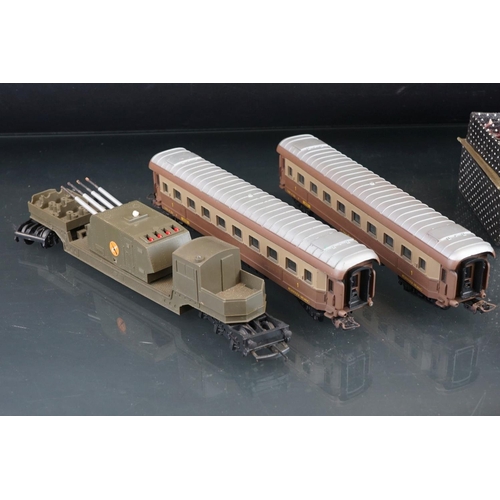 118 - Lima HO gauge military locomotive & 2 x coach set plus 4 x Triang Battle Space items of rolling stoc... 