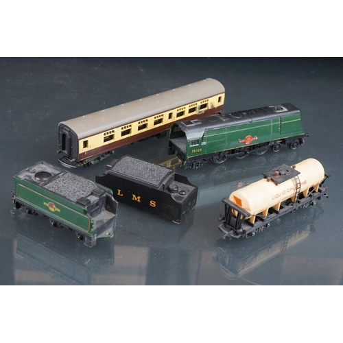 120 - Group of N gauge and TT Gauge model railway to include cased Graham Farish 2-6-2 GWR locomotive (cas... 