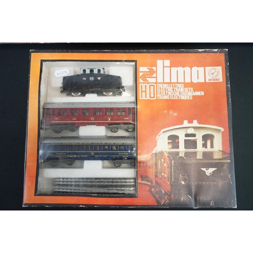 135 - Two boxed Lima HO gauge electric train sets to include 8250C and 2750 both complete with locomotives... 