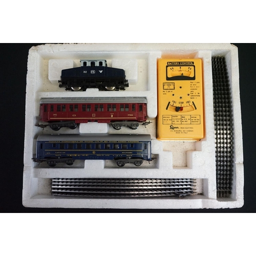 135 - Two boxed Lima HO gauge electric train sets to include 8250C and 2750 both complete with locomotives... 