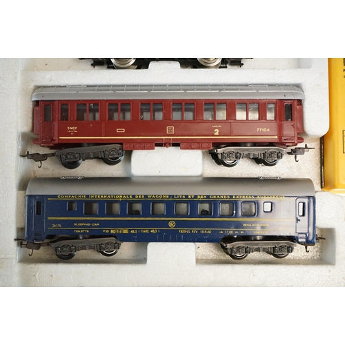 135 - Two boxed Lima HO gauge electric train sets to include 8250C and 2750 both complete with locomotives... 