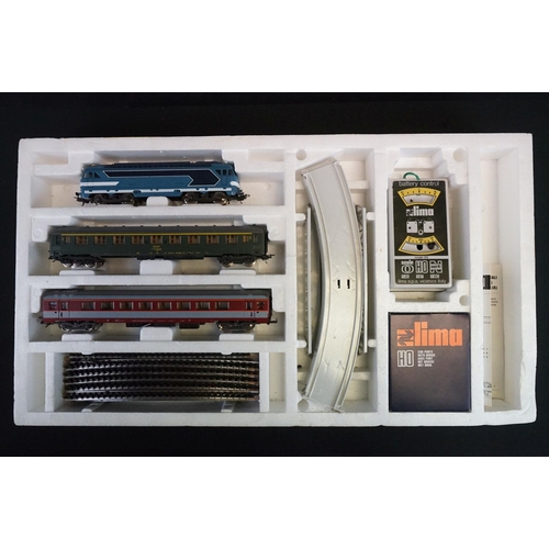 135 - Two boxed Lima HO gauge electric train sets to include 8250C and 2750 both complete with locomotives... 