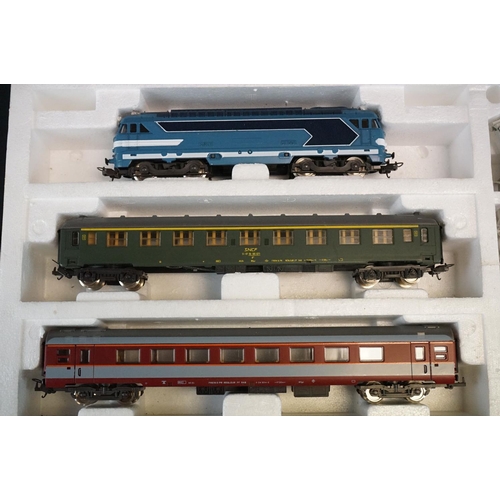 135 - Two boxed Lima HO gauge electric train sets to include 8250C and 2750 both complete with locomotives... 