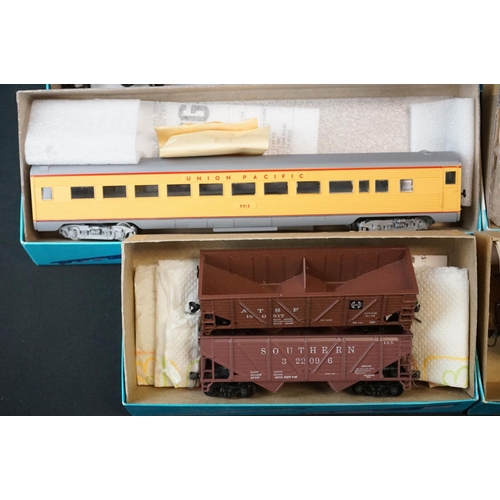 140 - Collection of HO gauge items of rolling stock contained in 24 x Athearn boxes, a couple of additiona... 