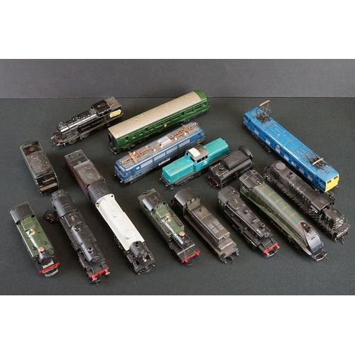 142 - 13 OO / HO gauge locomotives to include Hornby Mallard, Triang Aurora, Hornby Dublo BR 80066 etc