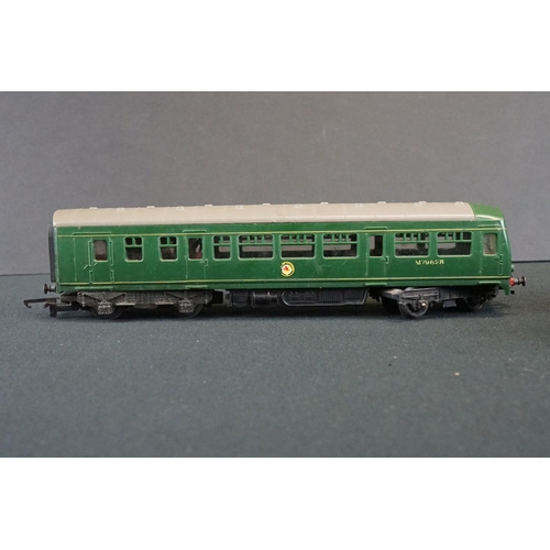 142 - 13 OO / HO gauge locomotives to include Hornby Mallard, Triang Aurora, Hornby Dublo BR 80066 etc