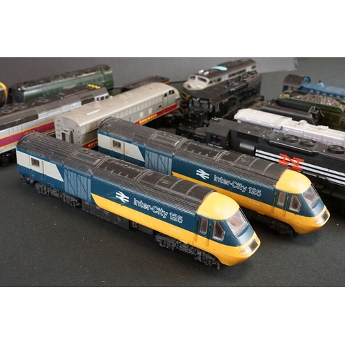 145 - 18 OO / HO gauge locomotives to include Bachmann Spectrum Santa Fe, Triang Hornby Queen Elizabeth, L... 