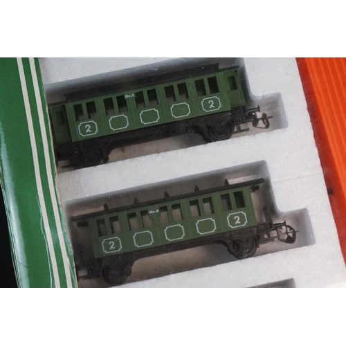 146 - Boxed Berliner Bahnen TT gauge 1983 train set with locomotive, 6 x items of rolling stock, track and... 