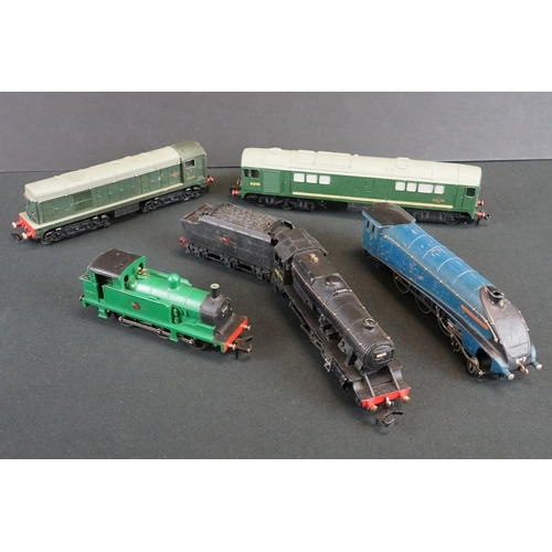 151 - Five Hornby Dublo locomotives to include Sir Nigel Gresley, D5702, D8000, 2-8-0 48073 BR and a 0-6-0... 