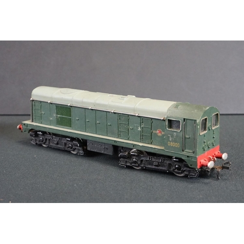 151 - Five Hornby Dublo locomotives to include Sir Nigel Gresley, D5702, D8000, 2-8-0 48073 BR and a 0-6-0... 