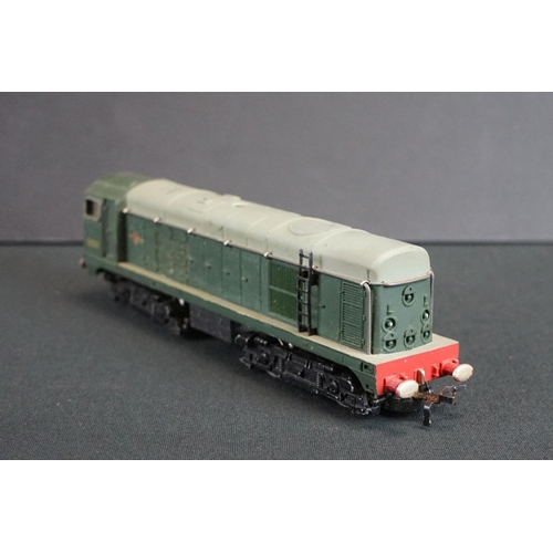 151 - Five Hornby Dublo locomotives to include Sir Nigel Gresley, D5702, D8000, 2-8-0 48073 BR and a 0-6-0... 