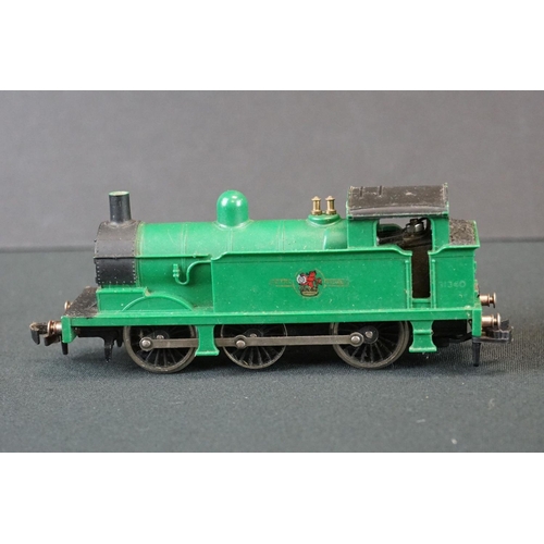 151 - Five Hornby Dublo locomotives to include Sir Nigel Gresley, D5702, D8000, 2-8-0 48073 BR and a 0-6-0... 